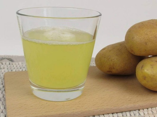 El jugo de papa se considera un excelente tratamiento para la piel gracias a su alto nivel de vitaminas. Corta la papa en pedazos pequeños y frota suavemente donde tengas estrías, déjalo reposar por 10 minutos y cuando se seque retíralo con agua tibia.