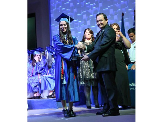 Emocionante noche de graduación de la International School