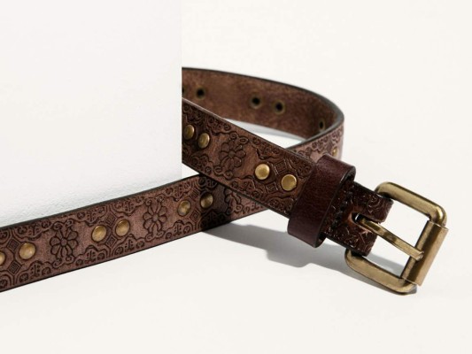 Cinturón de cuero con motivos florales y remaches metálicos by Massimo Dutti