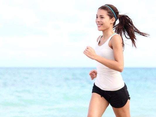 #3 Es la hora perfecta para ejercitarse<br/>¿Quién ha dicho que debes ir corriendo a la oficina tan pronto te despiertas? Muchos se quejan de no tener tiempo para la familia, el ocio o el gimnasio.<br/>Si empiezas a levantarte a las seis de la mañana tendrás un par de horas antes del inicio de tu día laboral y puedes ir al gimnasio. Cuando haces ejercicio por la mañana tu organismo se llena de endorfinas (que son hormonas que se liberan cuando el cuerpo se ejercita y generan una sensación de alegría y euforia). La carga de endorfinas puede ser suficiente para que te sientas lleno de energía y alerta durante todo el día laboral.