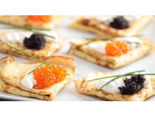 El Blini es una especie de crepa. Va enrollado y dentro siempre lleva ingredientes sabrosos: chocolate, jamón y queso, carne, caviar, etc. Como ves, lo bueno siempre está en el interior.