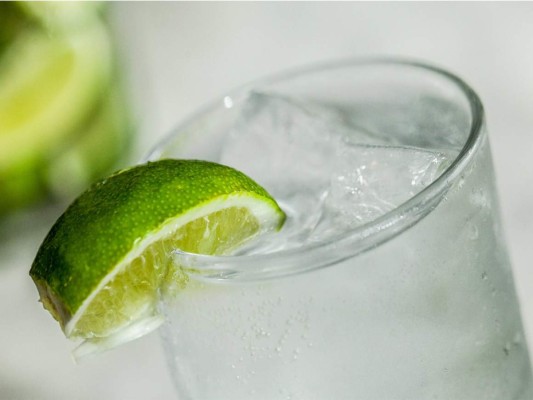 1 (8 onzas líquidas) Vodka Soda (95 Calorías)