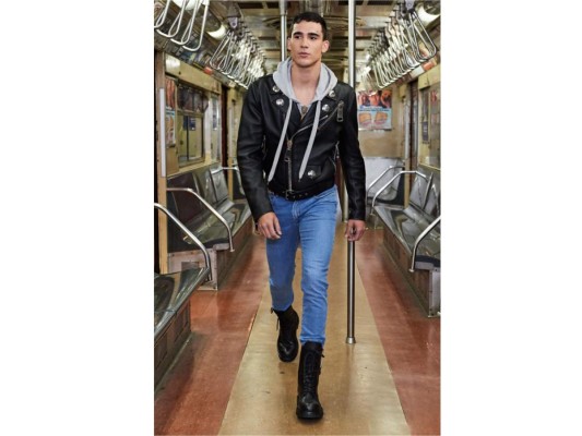 Moschino presentó su colección pre-fall 2020 en un vagón del metro de Nueva York