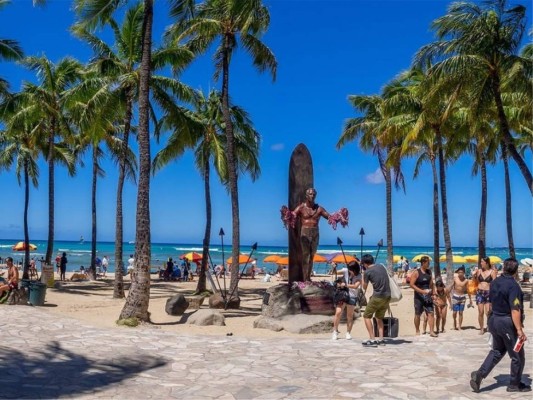 Honolulu, Hawái<br/>Navidad con sol, arena y mar… ¡no suena tan mal! Una celebración con el espectáculo Honolulu City Lights, música en vivo, fuegos artificiales y villancicos navideños al ritmo del ukelele.<br/>