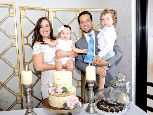 Los felices progenitores con sus hijos Mia y Matías Scott