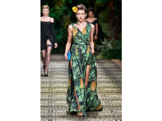 Estampados divertidos, elegantes adornos y flores femeninas adornan codiciadas piezas y accesorios listos para usar este verano