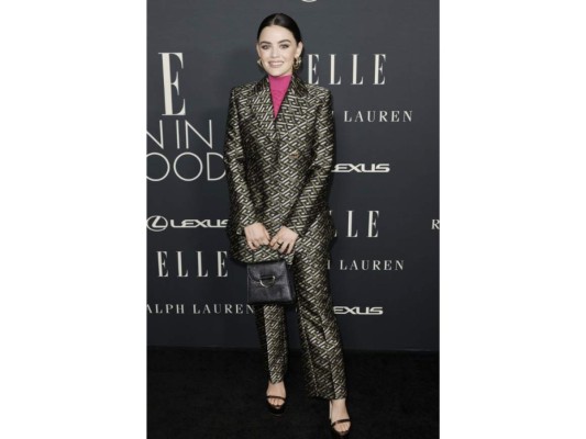 Lucy Hale en Versace.