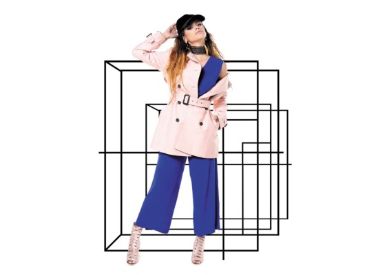 Color block<br/>Los opuestos se atraen en un perfecto contraste de colores.Jumpsuit y trench coat by ZARA; pendientes by Sofia Sofia Jewelry, gorra de suede by Stradivarius y open-toe booties by Aldo.