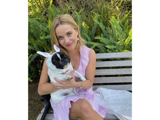 Reese Witherspoon compartió una imagen vistiendo a su mascota para su primer Pascua.