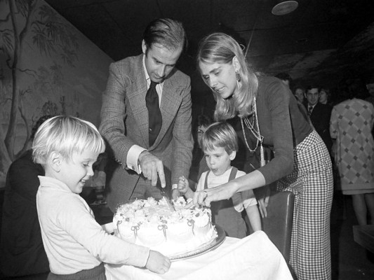Justo un mes después de celebrar su llegada al senado, la alegría de Biden se evaporó. El 12 de diciembre de 1972, mientras se encontraba en Washington por asuntos laborales, su esposa y sus tres hijos volvían felices de comprar un árbol de navidad cuando de pronto el vehículo en el que se conducían fue embestido por un camión cargado de mazorcas de maíz. Neilia de 30 años y Naomi de 13 meses murieron mientras Beau y Hunter –de 3 y 2 años- presentaban lesiones graves. Esa trágica pérdida marcó un antes y un después en la vida de Biden.