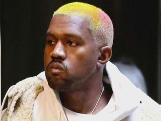 Kanye West estrena su nuevo Look al estilo arcoíris   