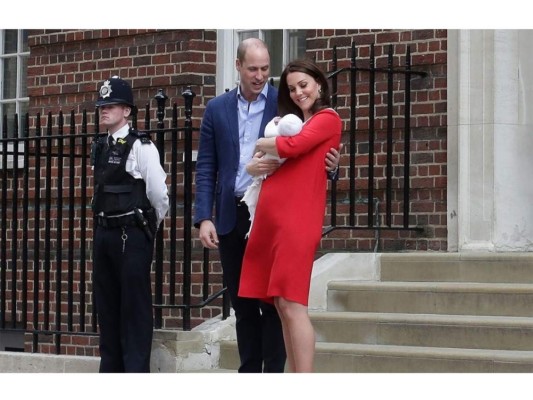 Es el sexto bisnieto de la soberana británica, Isabel II, que reina desde 1952, seguido de su abuelo, el príncipe Carlos, su padre, el príncipe Guillermo, y sus dos hermanos, Jorge (que nació en 2013) y Carlota (en 2015).