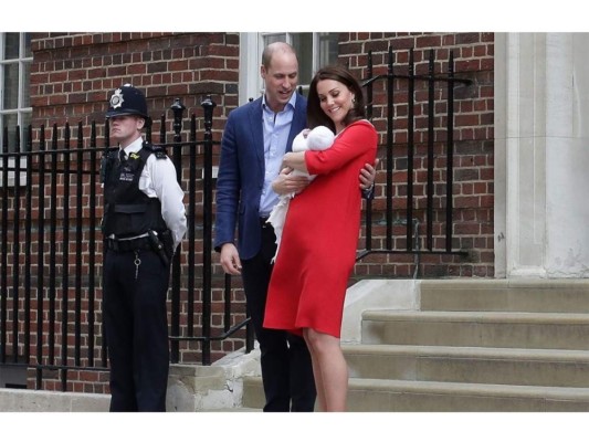 Kate Middleton y el príncipe William muestran a su tercer bebé