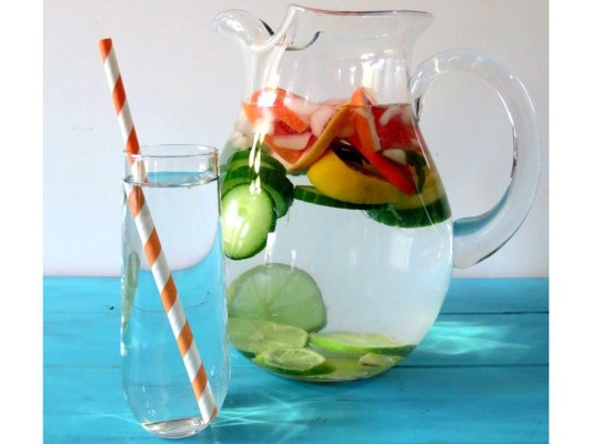Olvídate de las gasesosas y refrescos azucarados, el agua con frutas es un estupendo sustituto