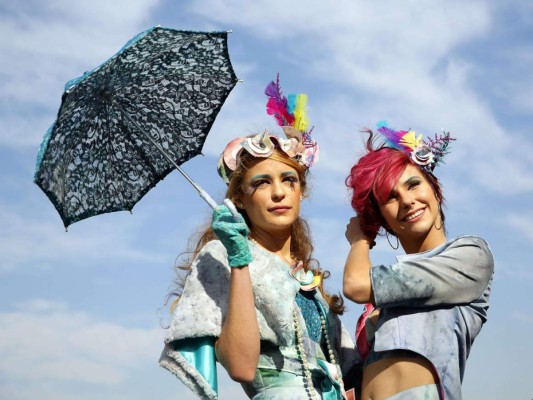 La carrera de caballos de Durban July es la más grande en el continente africano y un evento donde las celebridades y la alta sociedad sudafricana se disfrazan para asistir. Atrae a cerca de 100 mil espectadores y las apuestas se colocan en más de 20 millones de dólares.