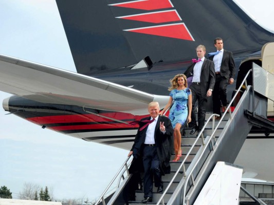 10. Cuando necesita moverse entre sus mansiones, campos de golf, resorts y lujosas propiedades no lo hace como un simple mortal sino que viaja a bordo de su propio Boeing 757 valorado en 100 millones de dólares. Dudo que necesite el Air Force One.