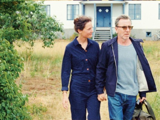 Bergman Island: Francia. Una pareja de cineastas decide hacer un retiro en una isla con su ídolo, Ingmar Bergman, para poder tener de cerca a su inspiración principal, pero la realidad comienza a distorsionarse.