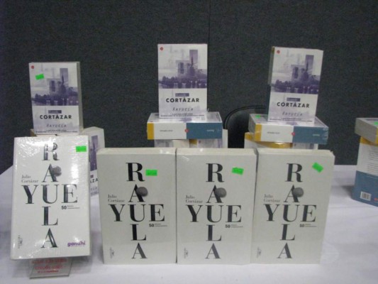 8. La perfecta introspección: Rayuela de Julio Cortázar, una narración en monólogo interior, que cuenta la historia de Horacio Oliveira, su protagonista, de un modo tal que juega con la subjetividad del lector y tiene múltiples finales.