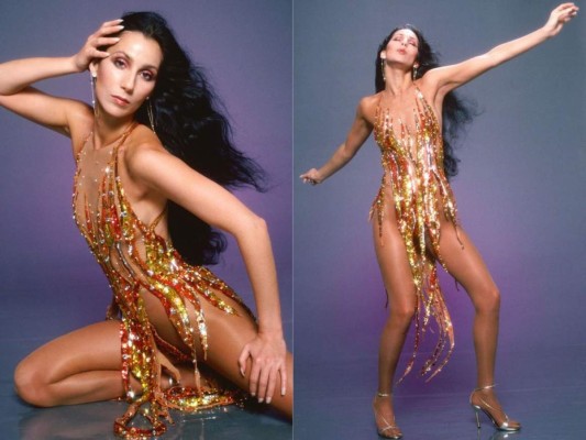 1978<br/>El fotógrafo Harry Langdon capturó a Cher con el vestido de Bob Mackie, 'Dancing Flames'. El look fue tan icónico que otras artistas como Beyoncé, RuPaul y Tina Turner también portaron el atuendo después de ver las fotografías.