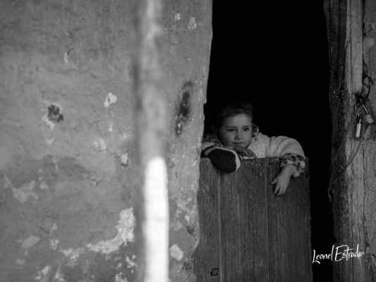 Con deseos de salir a jugar, esta niña observa atenta los alrededores de su casa en La Paz, departamento que antiguamente los habitantes lencas llamaban al sitio “de las piedras'.