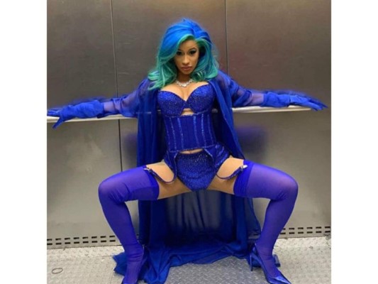Finalmente y una vez más quedó demostrado que Cardi B es la reina de la extravagancia, pues con este outfit azul eléctrico dejo boquiabiertos a más de uno.