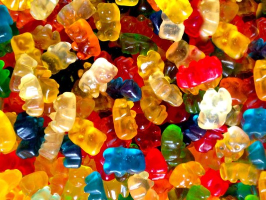 Usa gummy bears. Como un sistema de recompensa cuando estudies algo difícil, cada vez que termines de leer una sección o capítulo, come un gummy bear para felicitarte por tu trabajo.