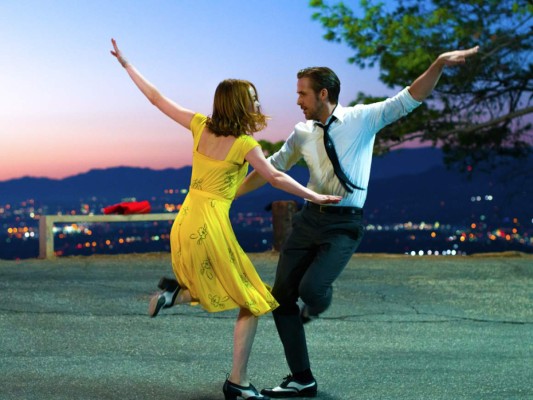 1. LA LA LAND. Mia (Emma Stone) es una de las muchas aspirantes a actriz que viven en Los Ángeles en busca del sueño hollywoodense, se gana la vida como camarera mientras se presenta a montones de pruebas de casting. Los destinos de Mia y Sebastian se cruzarán y la pareja descubrirá el amor, un vínculo que hará florecer y luego poner en jaque las aspiraciones de ambos. En una competición constante por buscar un hueco en el mundo del espectáculo, la pareja descubrirá que el equilibrio entre el amor y el arte puede ser el mayor obstáculo de todos. Una cinta que idealiza la infame ciudad de Los Ángeles y que ganó las siete categorías en las que estaba nominada en los Golden Globe, incluyendo Mejor Película Musical, Mejor Actor y Mejor Actriz. Sebastian (Ryan Gosling) es un pianista que vive de las actuaciones de segunda que le salen, y su sueño es regentar su propio club donde rendir tributo al jazz más puro.<br/>