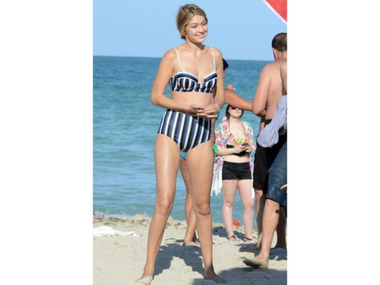 Gigi Hadid en un swimsuit estilo retro a rayas