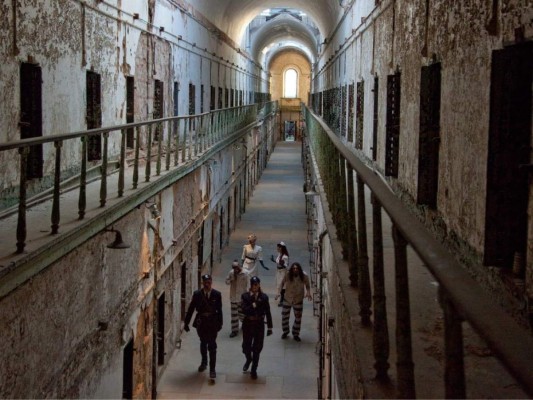 Eastern State Penitentiary en Filadelfia, Pensilvania <br/>Filadelfia nos ha dado cosas maravillosas, como su icónico sándwich, el cheesesteak. Pero claro, no visitarás la ciudad sólo por la comida si te intriga la actividad fantasmal, también podrías darle una pequeña visita al Eastern State Penitentiary.