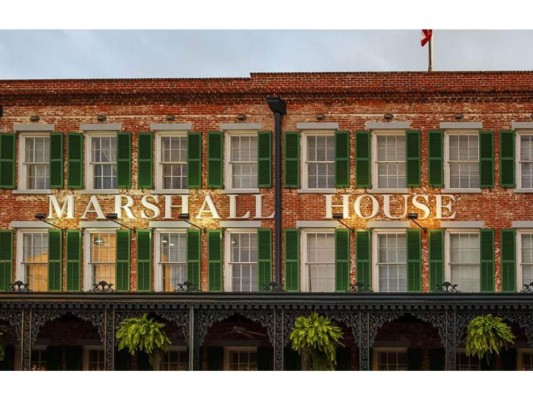 Si quieres un buen lugar para descansar, puedes hospedarte en Marshall House, un ex hospital militar transformado en hotel. Eso sí, no te asustes si escuchas quejas por la noche, sólo son los espíritus de los soldados que murieron ahí.