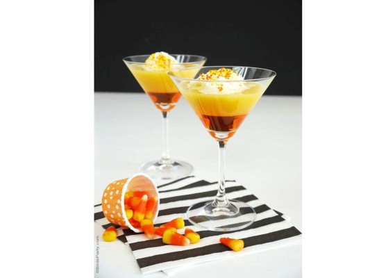 Candy Corn Jell-O Shots<br/>Dulces de la infancia: un giro de adultos con estos martinis de múltiples capas.<br/>