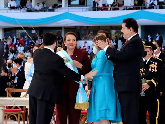 El histórico momento de la imposición de la banda presidencial a la primera presidenta hondureña Xiomara Castro