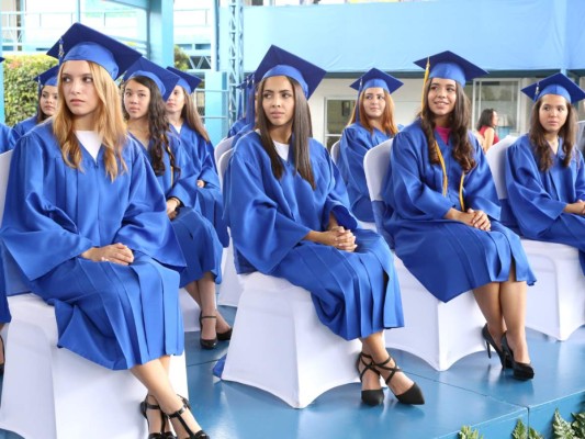 Entrega de títulos de la Macris School, generacion 2017