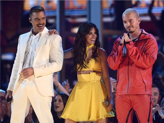 Ricky Martin, Camila Cabello y J Balvin con una increíble presentación llena de sabor latino
