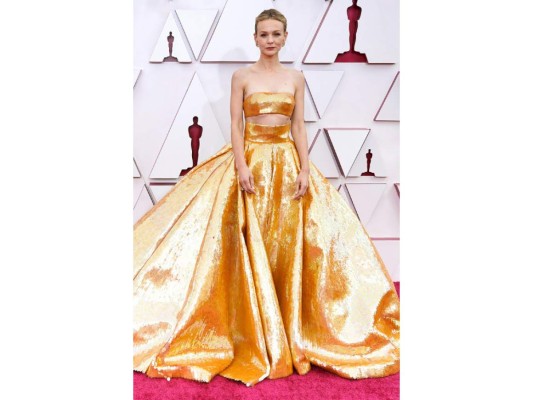 Carey Mulligan<br/> La estrella de Promising Young Woman usó una bella falda y top bandeau color dorado metálico de Valentino Couture.