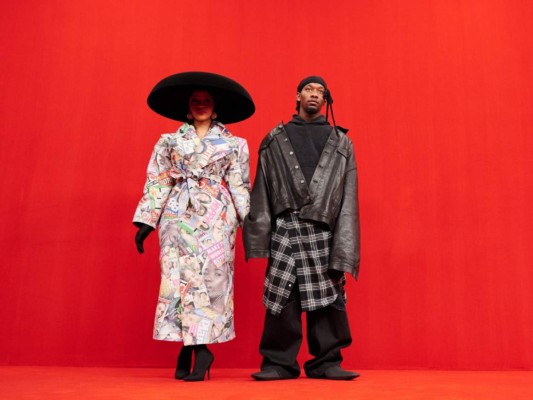 Cardi B y Offset. Para el espectáculo de primavera de Balenciaga Offset lució una increíble chaqueta de cuero voluminosa, pantalones holgados negros y una camisa falda a cuadros amarrada a su cintura, mientras que Cardi B vistió una gran chaqueta, botas, guantes y sombrero color negro, de la temporada pasada de Balenciaga.