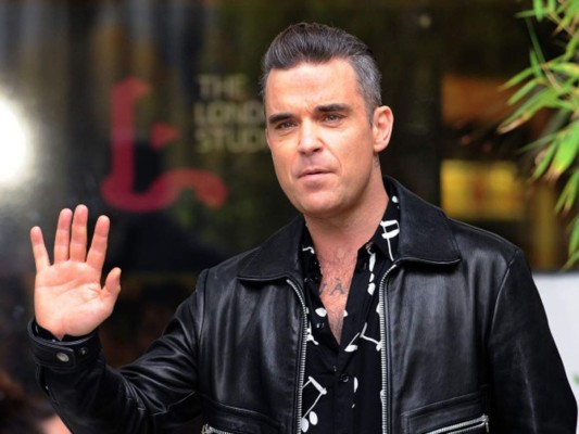 Robbie Williams, padece un serio problema mental que ha estado a punto de morir varias veces. Tras realizarse algunos estudios, los médicos encontraron en su cerebro 'algo que parecía una hemorragia', lo que hizo que se sintiera 'confundido y asustado'. Le recomendaron reposo y que no hiciera nada estresante durante un tiempo, por ello estuvo alejado de los focos varios meses.