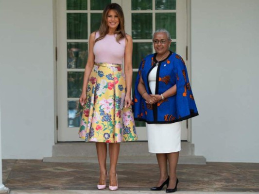 Melania Trump es criticada por su vestimenta para hacer jardinería