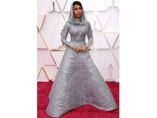 Janelle Monae, con un brillante silver dress de cuerpo entero con capucha