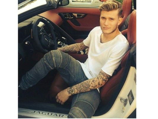 Loris Karius, es el portero del Liverpool, posee 19 tatuajes los cuales están distribuidos entre su pecho y brazo lo que lo hacen más sexy