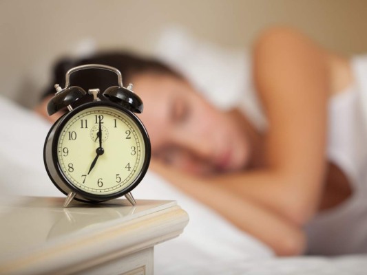 DUERME. Es uno de los regalos más importantes que puedes dar a tu piel: estimula la regeneración celular y previene el envejecimiento prematuro. Ocho horas al mínimo es la mejor de las terapias de belleza.