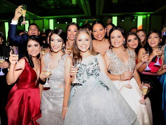 Una noche inolvidable vivieron los seniors 2019 de la Elvel School en su prom night. Sus familiares y amigos más cercanos celebraron el logro académico de estos jóvenes que comienzan una nueva etapa de sus vidas.