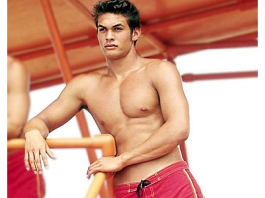 Fue parte del elenco de Bay Watch, donde interpretó un vendedor en la tienda de surf y posteriormente el guardacostas más joven.