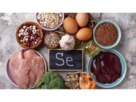 Alimentos ricos en selenio<br/> Probablemente no lo sabías pero la falta de selenio en el organismo puede provocar depresión, irritabilidad y problemas de tiroides. Puedes obtener este mineral a través de alimentos como las setas, nueces, mariscos, atún, cereales, semillas, entre otros.<br/>