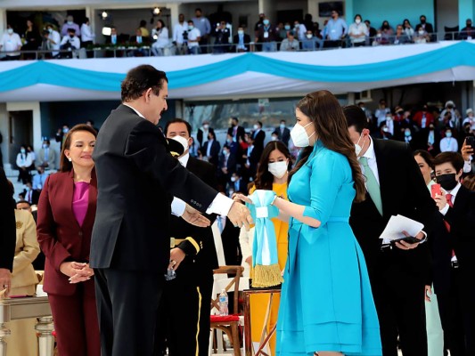 Irene Melara sostiene la banda presidencial que será colocada a su abuela