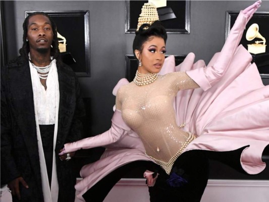 Cardi B llegó a la premiación luciendo un vestido Mugler Haute Couture vintage de 1995