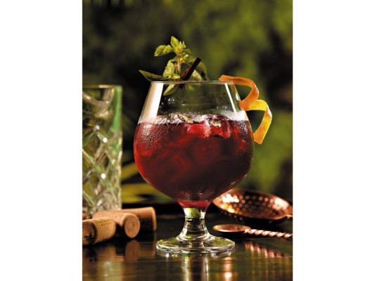 BAREFOOT REFRESH COCKTAIL<br/><br/>Ingredientes<br/><br/>4 onzas de vino tinto Barefoot Pinot Noir<br/>6 hojas de albahaca<br/>1/2 onza de azúcar líquida<br/>2 onzas de jugo de naranja<br/>Top off de soda de limón<br/><br/>Método de preparación: Machacado y agitado en coctelera<br/><br/>Decoración: Twist de naranja y rama de albahaca<br/><br/>Cristalería: Copa baja<br/><br/>PREPARACIÓN<br/>1/ Vale la pena aclarar que este coctel no es una sangría, pero sí genera esa sensación deliciosa<br/>a través de las hojas de albahaca, las cuales son machacadas dentro de la coctelera.<br/><br/>2/ Agrega hielo, Barefoot Pinot Noir, azúcar líquida y el jugo de naranja.<br/><br/>3/ Agita por 10 segundos y con un doble colado traslada la mezcla a una copa baja con bastante<br/>hielo y vierte soda de limón.<br/><br/>4/ Decora con un slice de naranja y una rama de albahaca.<br/><br/><br/>