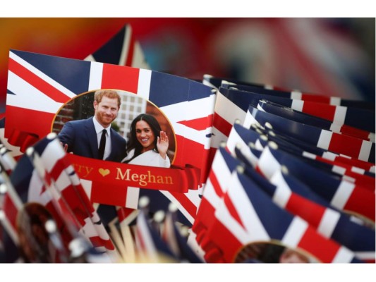 A pocos días del enlace entre el Príncipe Harry y Meghan Markle, la ciudad de Londres se prepara con sus decoraciones, disfraces y souvenirs para los más fanáticos de la realeza.