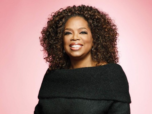 Oprah Winfrey posee 2.6 mil millones de dólares gracias a su exitoso programa de entrevistas.