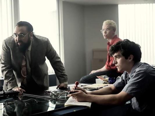 ''Bandersnatch'' está ambientada en el año de 1984 y cuenta la historia de un programador que busca adaptar una caótica novela fantástica a un videojuego, a medida esta se desarrolla, pasa por un sinfín de acontecimientos en los que el mundo real y virtual se mezclan, provocando un disyuntiva de su propia realidad y nosotros como espectadores vamos influyendo en eso